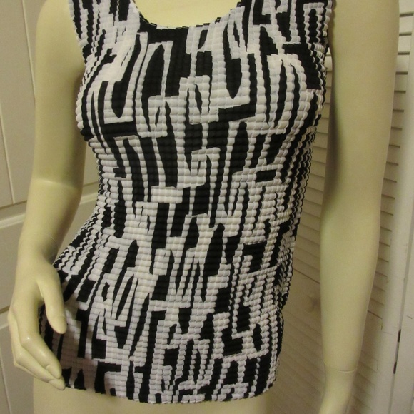 Y2K Essentials by Milano Black White Tank Top Geometric Casual Chic Femme Preppy - Picture 2 of 8